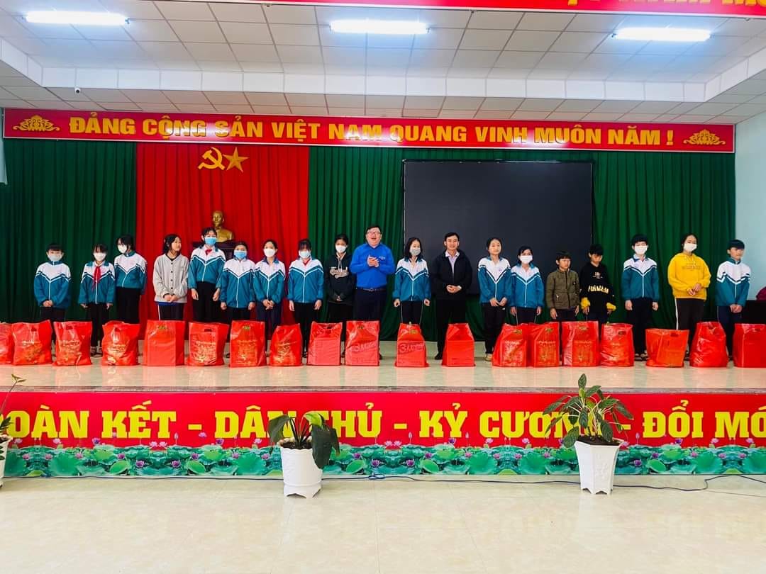 Huyện đoàn Krông Năng tặng quà tết cho các em học sinh có hoàn cảnh khó khăn tại xã Cư Klông