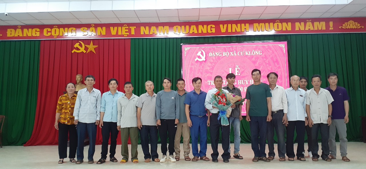Lễ trao tặng huy hiệu 30 năm tuổi Đảng cho đồng chí Nông Văn Hợp - Chi bộ thôn Tam Khánh