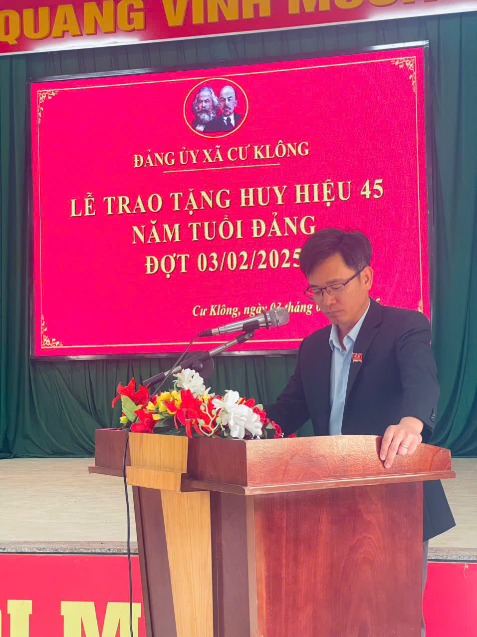 Đảng bộ xã Cư Klông tổ chức Lễ trao tặng Huy hiệu Đảng đợt 03/02/2023