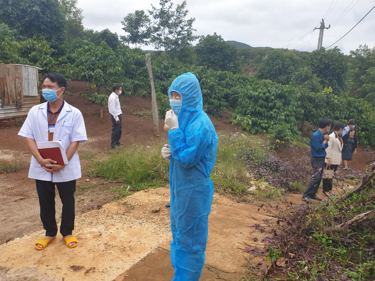 Lãnh đạo huyện ủy Huyện Krông Năng, hỏi thăm, tặng quà các hộ dân có hoàn cảnh khó khăn đang thực hiện cách ly tại nhà trên địa bàn xã Cư Klông.
