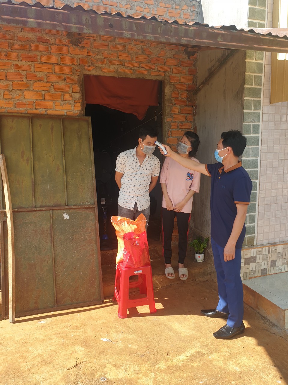 Ban chỉ đạo phòng, chống dịch Covid - 19 xã Cư Klông thăm hỏi, động viên các hộ gia đình có người cách ly tại nhà có hoàn cảnh khó khăn