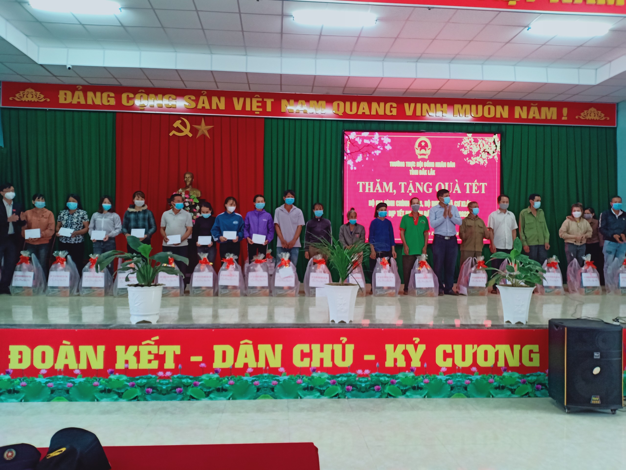 Thường trực HĐND tỉnh Đắk Lắk tặng quà, chúc tết bà con Hộ nghèo xã Cư Klông