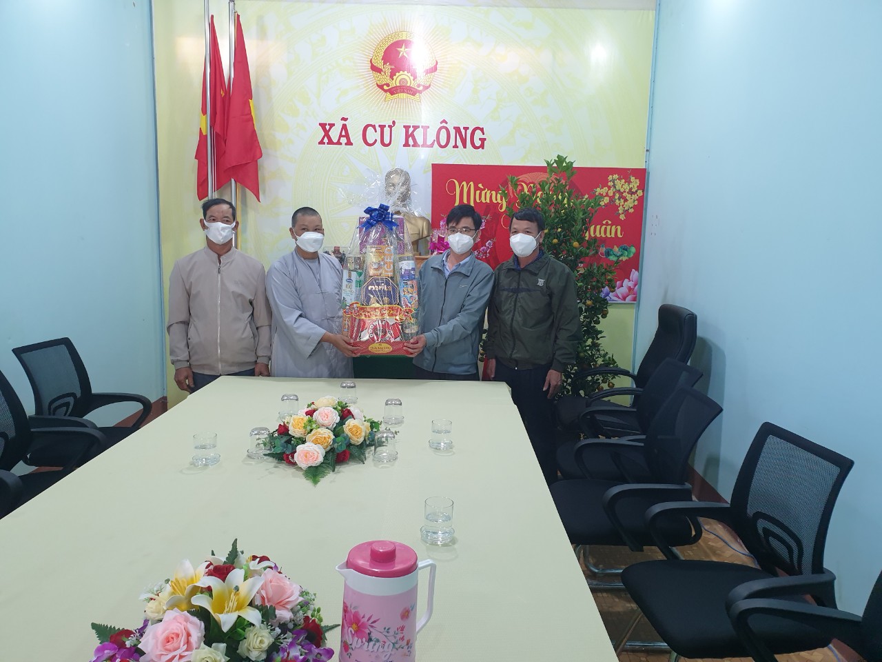 Đại diện Niệm Phật đường Phước Long đến chúc tết UBND xã Cư Klông