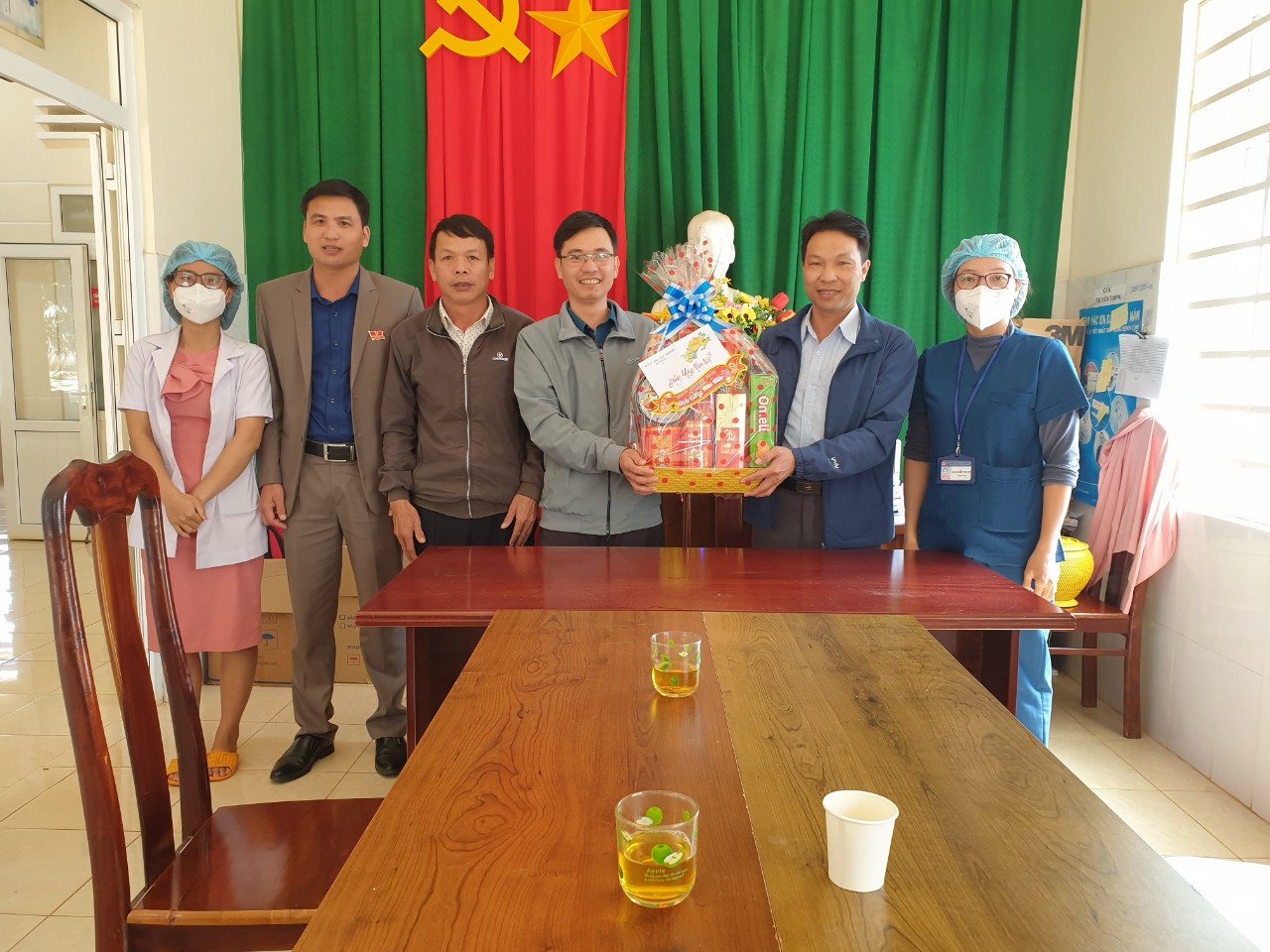 Các đồng chí lãnh đạo UBND xã thăm, chúc Tết đơn vị Trạm y tế xã Cư Klông