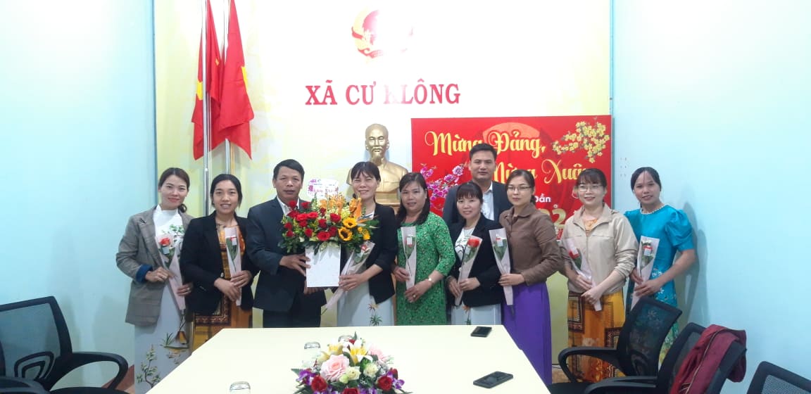 Thường trực Đảng ủy-HĐND-UBND-UBMTTQ VN xã Cư Klông tặng hoa chúc mừng ngày 8/3/2022