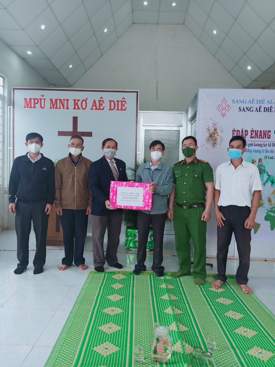 Lãnh đạo UBND xã Cư KLông thăm hỏi, tặng quà, chúc mừng các cơ sở tôn giáo nhân dịp lễ Giáng sinh 2021