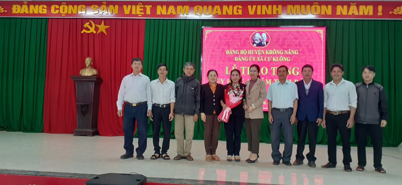 Lễ trao tặng huy hiệu 40 năm tuổi Đảng cho Đảng viên thuộc chi bộ thôn Tam Bình, xã Cư KLông