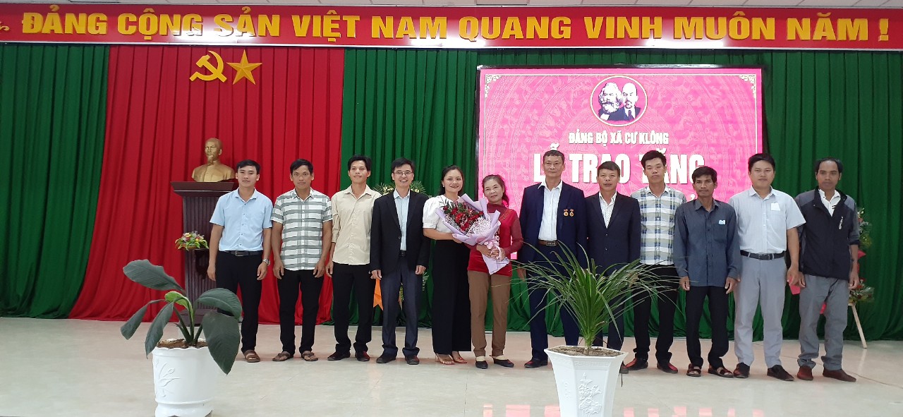 Lễ trao tặng huy hiệu 40 năm tuổi Đảng cho đồng chí Hà Ngọc Hân - Chi bộ thôn Cư Klông